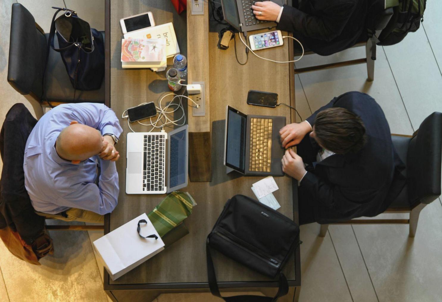 Espace de travail moderne avec outils d'analyse financière